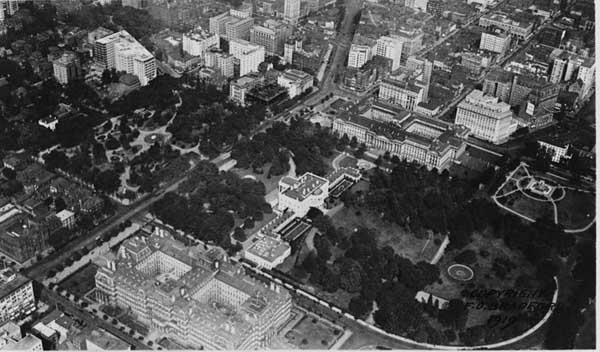An aerial view of the White House and surroundings in 1920.