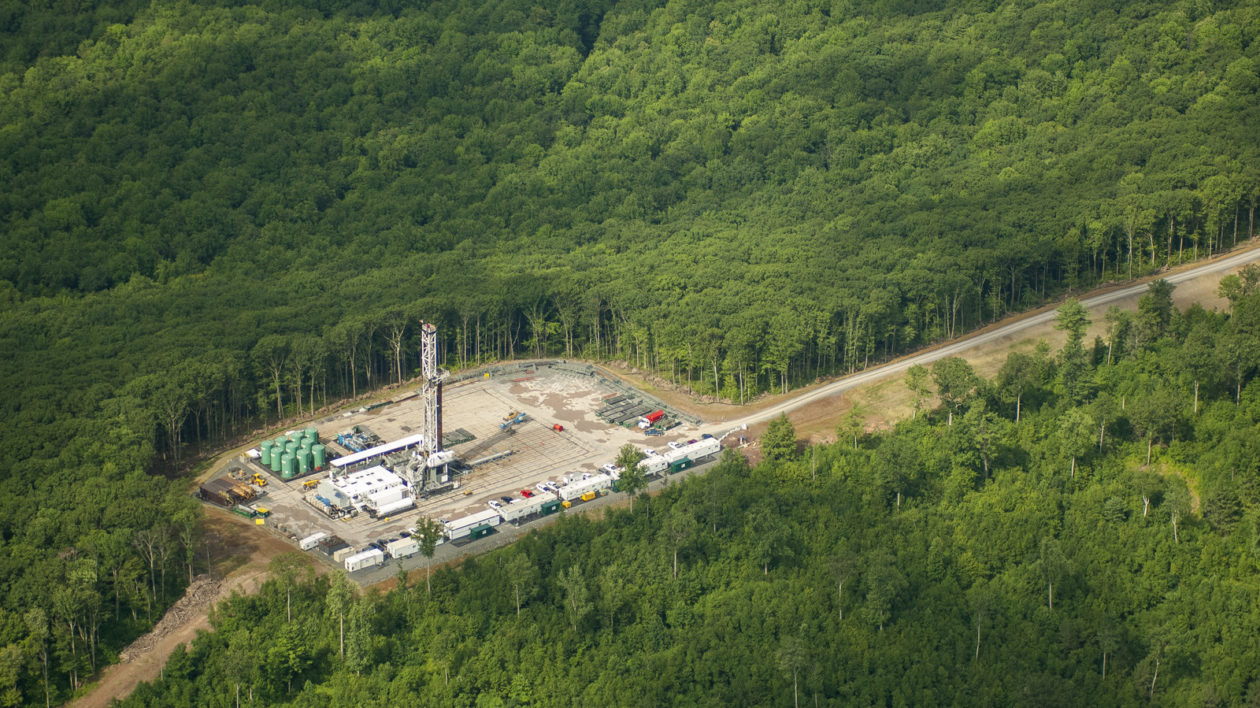 A natural gas well site and fracking operation in north-eastern Pennsylvania forest. Photo © Mark Godfrey / TNC