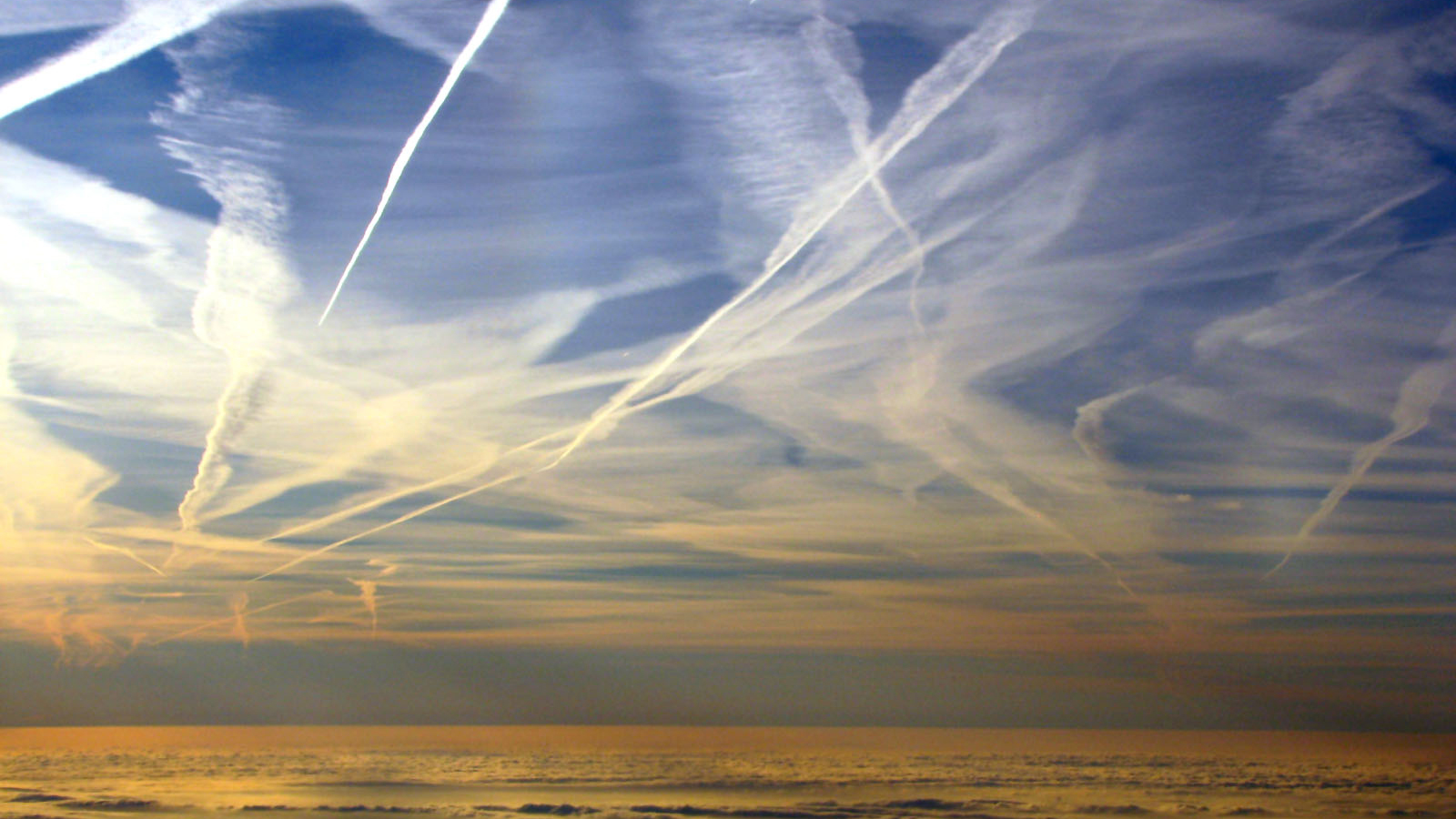 Contrails on the approach to London Heathrow. Photo © Roo Reynolds/Flickr through a Creative Commons license
