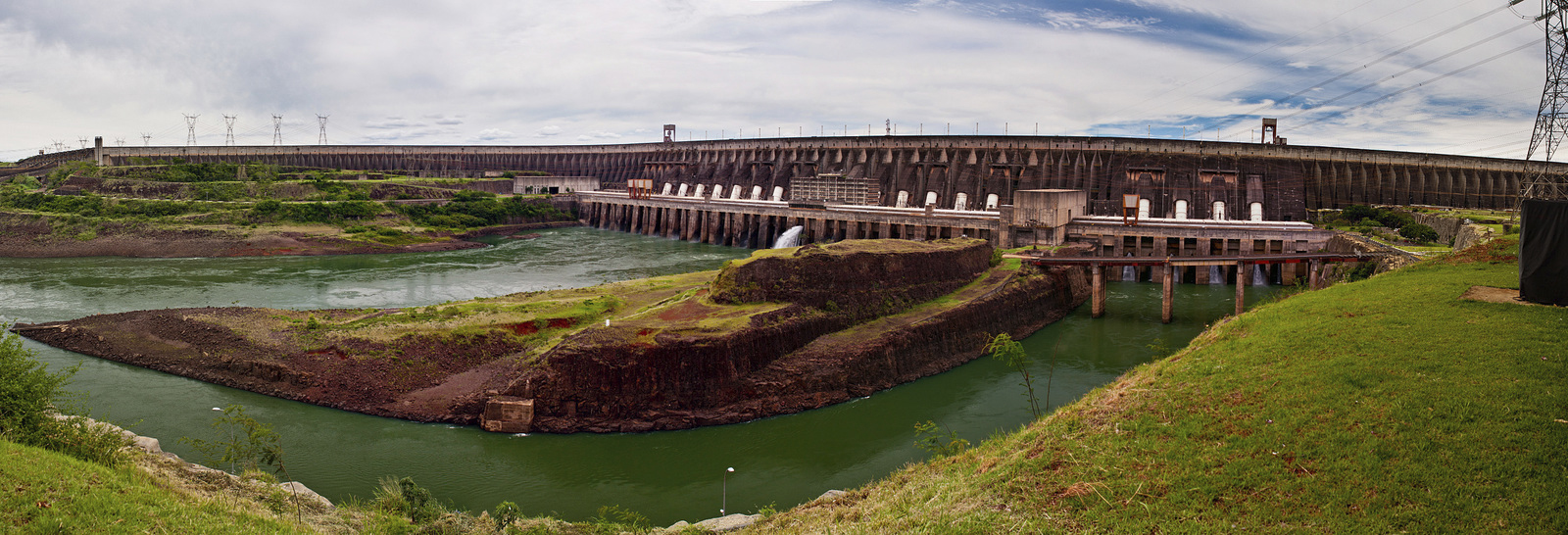 Itaipu Dam, a binational hydroelectric dam on the Paraná River located on the border between Brazil and Paraguay. The dam is the largest operating hydroelectric facility in terms of annual energy generation. Photo © Erika Nortemann/The Nature Conservancy