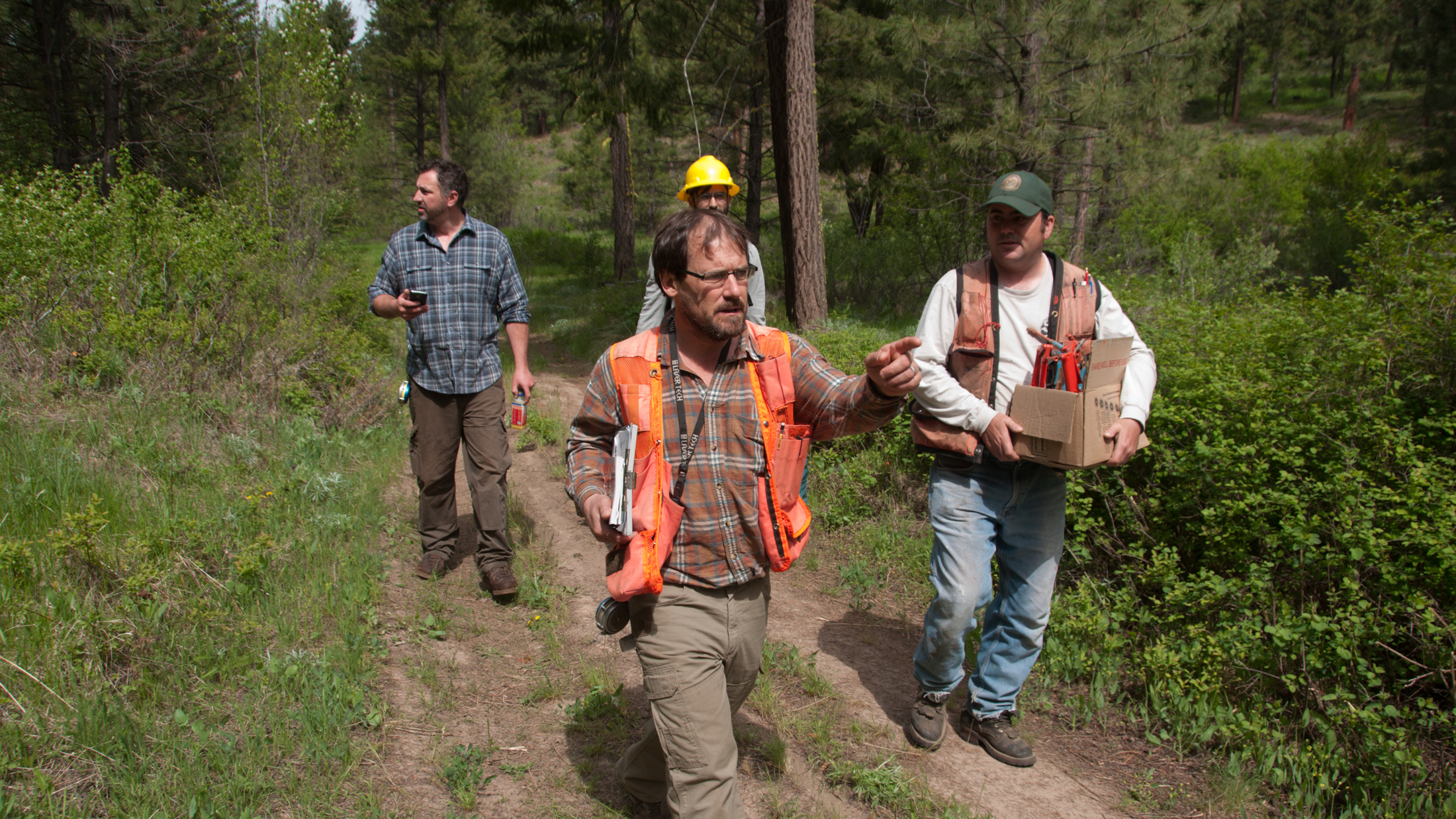 Derek Churchill (center) and his team prepare to train foresters in the ICO approach. © The Nature Conservancy (Hannah Letinich)