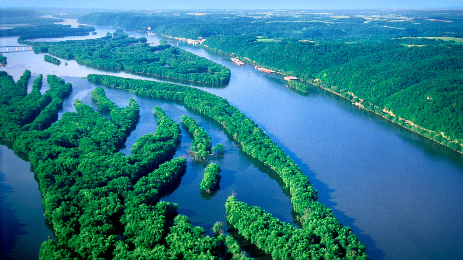 Forested islands create a maze in the Mississippi River near Iowa. Photo © Robert J. Hurt