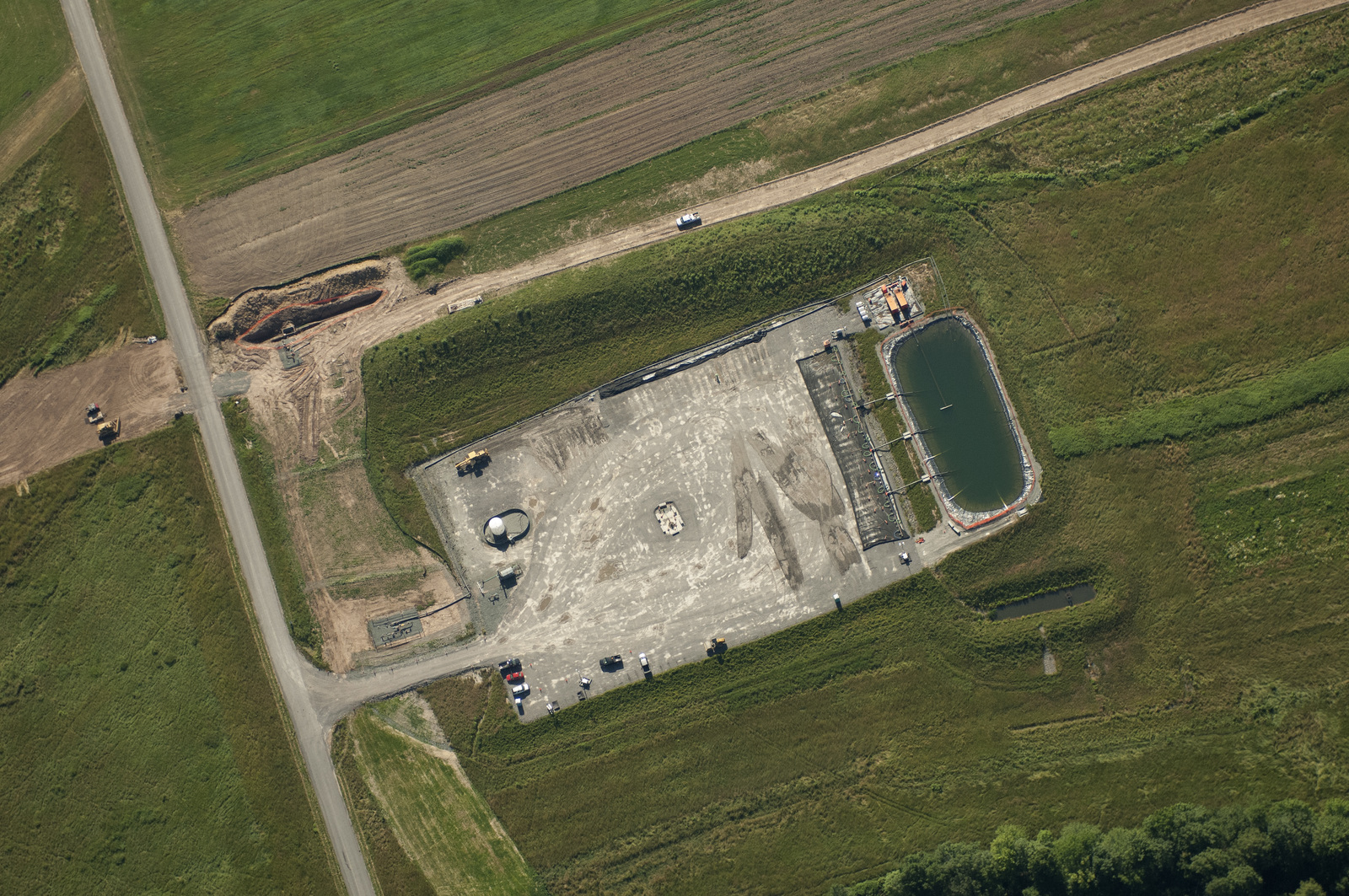 Aerial photograph showing gas well pad site, waste water holding pond and related road and pipeline trail situated on rural farmland in north-eastern Pennsylvania. © The Nature Conservancy (Mark Godfrey)