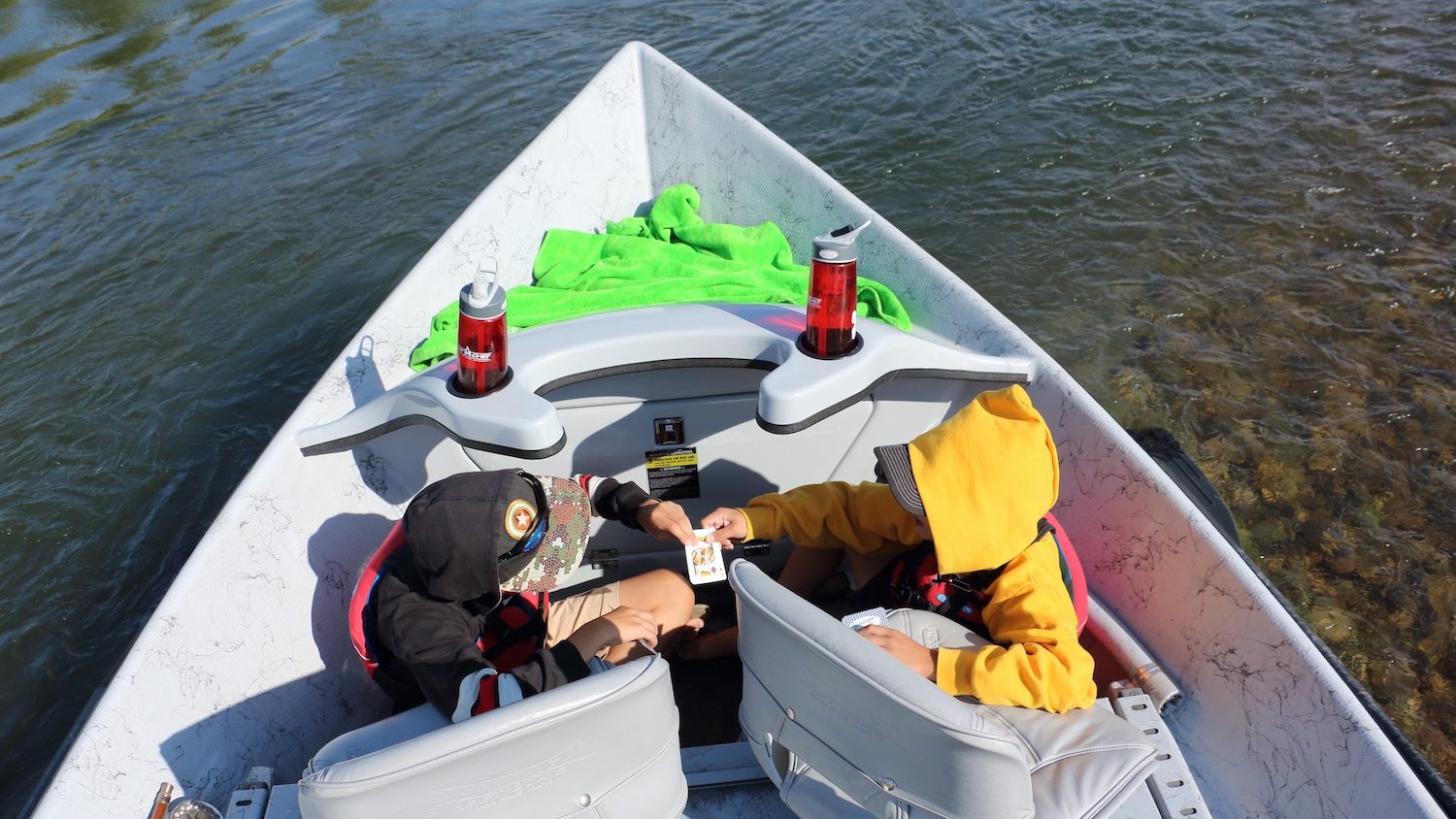 dos niños en un barco 